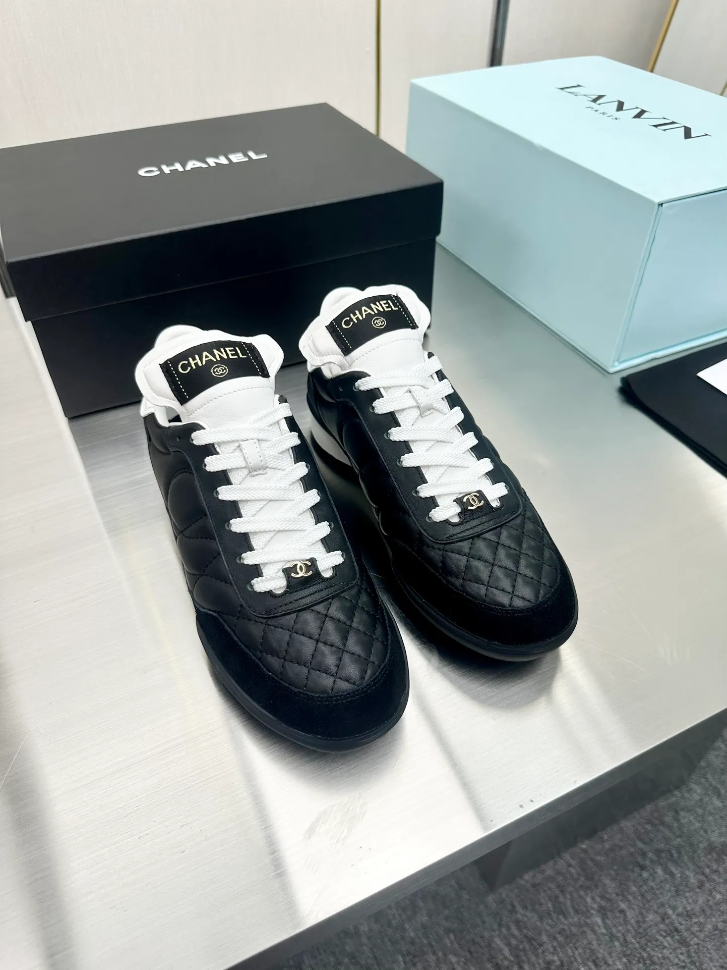 👟👟Ex-factory price 520 👟👟 CHANEL Chanel thick-soled panda sneakers Panda biscuit shoes Chanel 2023ss popular panda shoes 🐼Colorful thick-soled casual sports shoes sneakers The counter is synchronized The counter is very popular Very difficult to buy a shoe The most popular thick-soled panda shoes on the Internet It can be imagined that small fragrance control can not miss it, both appearance and comfort coexist. Simple and versatile white shoes. The thick sole increases height and is super versatile. You can wear it with your eyes closed😍Whoever wears it will look better. Upper: calfskin. Lining: imported sheepskin lining. Outsole: TPU original outsole. Size: 35-40 (41 42 customized.